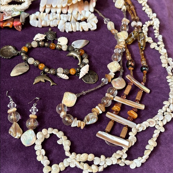 Elegant Pearlescent and Bead Jewelry Set - Picture 3 of 3